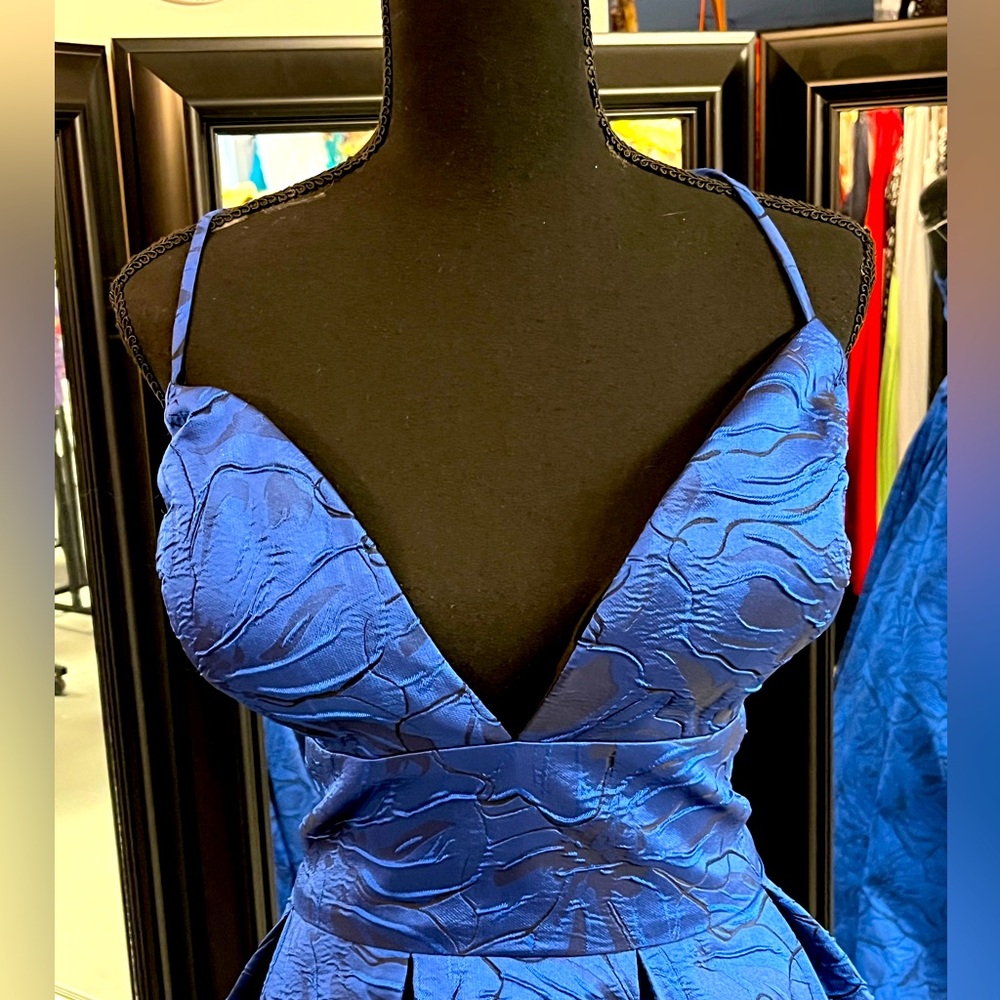 Long and full dress - Picture 3 of 4